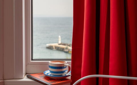 Smugglers View: Rot, Vorhang, Meer, Ozean, Fensterabdeckung, Fensterbehandlung