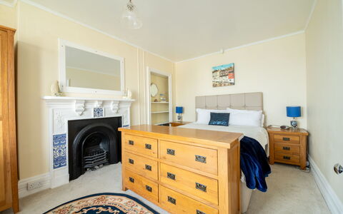 Smugglers View: Möbel, Interior Design, Bett, Schlafzimmer, Wand, Flooring, Fussboden, Holz, Bettdecke, Bedding
