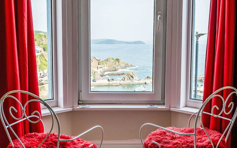 Smugglers View: Rot, Möbel, Interior Design, Zimmer, Vorhang, Fensterbehandlung, Fensterabdeckung, Stuhl, Daylighting, Linens