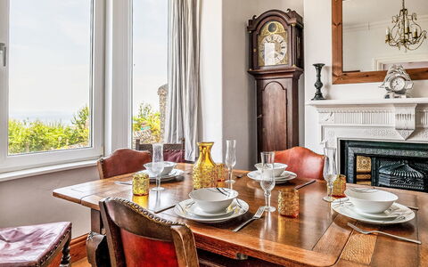 Smugglers View: Möbel, Interior Design, Holz, Flooring, Tabelle, Bilderrahmen, Zimmer, Beleuchtung, Decke, Esszimmer