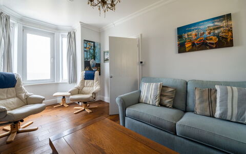 Smugglers View: Möbel, Interior Design, Flooring, Couch, Fussboden, Holz, Zimmer, Wohnzimmer, Decke, Wohnung