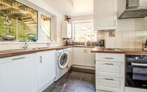 Smugglers View: Interior Design, Major Appliance, Küche, Flooring, Countertop, Holz, Küchengerät, Cabinetry, Fussboden, Decke