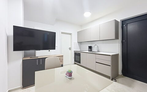 Pula 192: Flooring, Interior Design, Countertop, Möbel, Küche, Fussboden, Cabinetry, Major Appliance, Decke, Beleuchtung