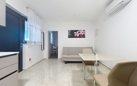 Pula 192: Flooring, Fussboden, Interior Design, Möbel, Decke, Zimmer, Wohnung, Stuhl, Wohnzimmer