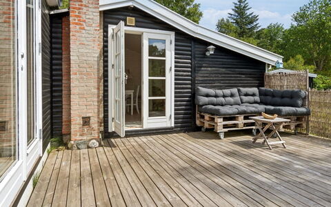 Nis - 1.4Km from the Sea: Holz, Tür, Zuhause, Hütte, Deck, Veranda, Gartenmöbel, Hartholz, Abstellgleis, Planke