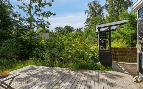 Nis - 1.4Km from the Sea: Holz, Holzboden, Hartholz, Grundstueck, Deck, Planke, Holzbeize, Garten, Schatten, Hinterhof