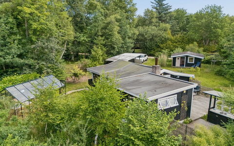 Nis - 1.4Km from the Sea: Dach, Ländliches Gebiet, Pflanzengemeinschaft, Grundstueck, Hütte, Garten, Estate, Dorf, Plantage, Landscaping