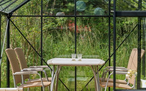 Nis - 1.4Km from the Sea: Garten, Tisch Im Freien, Schatten, Outdoor Struktur, Gartenmöbel, Gazebo, Design, Stuhl, Pavillon
