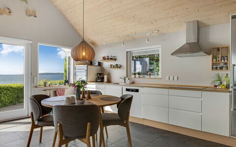 Femija - 50M from the Sea: Möbel, Flooring, Interior Design, Holz, Decke, Fussboden, Küche, Countertop, Light Fixture, Zuhause