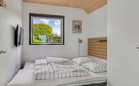 Femija - 50M from the Sea: Wand, Holz, Interior Design, Zuhause, Schlafzimmer, Fussboden, Bett, Zimmer, Decke, Bedding
