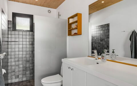 Femija - 50M from the Sea: Wand, Flooring, Interior Design, Armatur, Fussboden, Decke, Sinken, Badezimmer, Zapfhahn, Installation