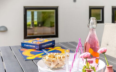 Femija - 50M from the Sea: Geschirr, Möbel, Tabelle, Essen, Servierware, Drinkware, Obst, Dishware, Teller, Stuhl