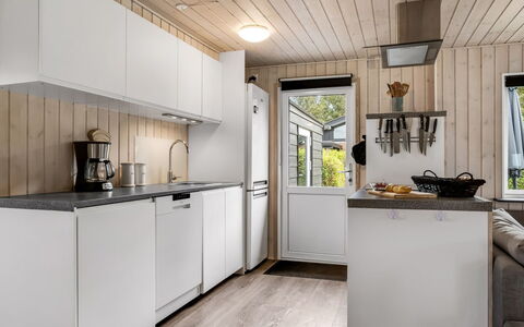 Melisande - from the Sea: Küche, Küchengerät, Holz, Major Appliance, Countertop, Interior Design, Haushaltsgerät, Flooring, Zimmer, Cabinetry