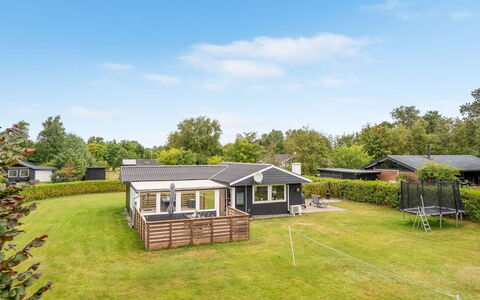 Melisande - from the Sea: Haus, Zuhause, Hütte, Rasen, Garten, Estate, Schatten, Garten, Bauernhaus, Landscaping