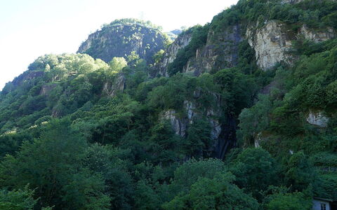 Lodrino Canyoning: Fenster, Fassade, Abstellgleis, Hütte, Schiebefenster, Farbe, Lärche