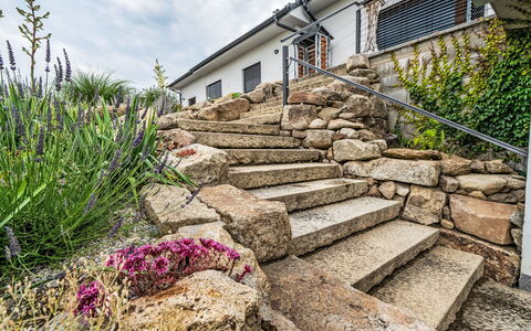 Dačice 100: \Fels, Treppe, Garten, Steinwand, Landscaping, Bedrock, Walkway, Zutageliegen, Flagstone