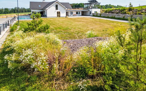 Dačice 100: Garten, Estate, Landscaping, Rasen, Bauernhaus, Kumulus, Meteorologisches Phänomen, Bauernhof, Auffahrt, Villa