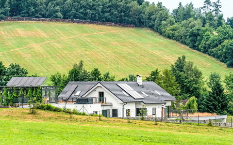 Dačice 100: Haus, Ländliches Gebiet, Hütte, Zuhause, Garten, Wiese, Bauernhaus, Rasen, Dorf, Weide