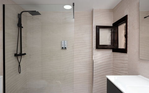 Ca Maestral: Armatur, Badezimmer, Interior Design, Flooring, Installation, Fussboden, Fliese, Zapfhahn, Badewanne