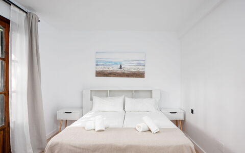 Ca Maestral: Möbel, Fussboden, Bett, Schlafzimmer, Interior Design, Flooring, Bedding, Bettdecke, Wohnung, Linens