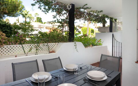 Ca Maestral: Möbel, Flooring, Stuhl, Tabelle, Fussboden, Küche & Esszimmer Tisch, Schatten, Gartenmöbel, Tisch Im Freien, Balkon