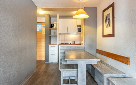 Le Borsat 4: Interior Design, Flooring, Fussboden, Decke, Wohnung, Schatten, Stuhl, Light Fixture, Lampe, Zimmerpflanze