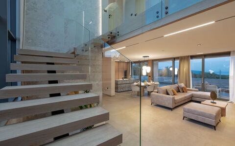 Teulu: Interior Design, Flooring, Fussboden, Decke, Wohnung, Schatten, Stuhl, Light Fixture, Lampe, Zimmerpflanze