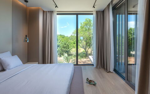 Teulu: Interior Design, Flooring, Fussboden, Decke, Wohnung, Schatten, Stuhl, Light Fixture, Lampe, Zimmerpflanze