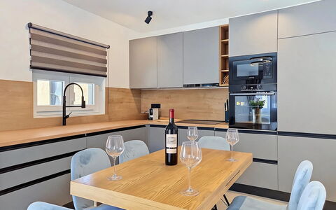 Kala: Interior Design, Flooring, Fussboden, Decke, Wohnung, Schatten, Stuhl, Light Fixture, Lampe, Zimmerpflanze
