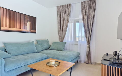 Kala: Interior Design, Flooring, Fussboden, Decke, Wohnung, Schatten, Stuhl, Light Fixture, Lampe, Zimmerpflanze
