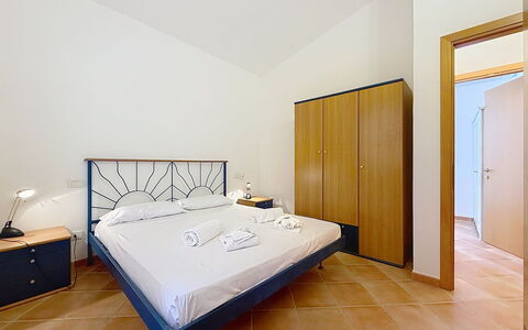 Villa del Mare: Interior Design, Flooring, Fussboden, Decke, Wohnung, Schatten, Stuhl, Light Fixture, Lampe, Zimmerpflanze