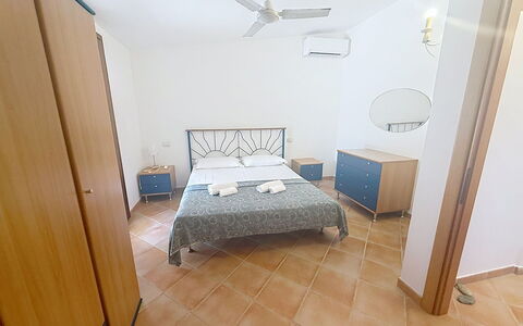 Villa del Mare: Interior Design, Flooring, Fussboden, Decke, Wohnung, Schatten, Stuhl, Light Fixture, Lampe, Zimmerpflanze