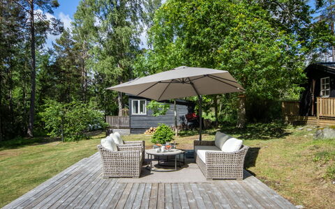 Skärgårdshem: Interior Design, Flooring, Fussboden, Decke, Wohnung, Schatten, Stuhl, Light Fixture, Lampe, Zimmerpflanze