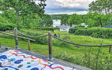 Sjöarpstugan: Garten, Schatten, Rasen, Hinterhof, Garten, Landscaping, Park, Zaun, Gartenmöbel, Home Fechten