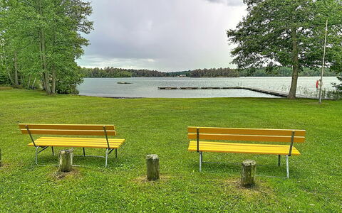 Sjöarpstugan: Außenbank, Gras, Bank, Natürliche Landschaft, Möbel, Gartenmöbel, Bank, Park, Ground