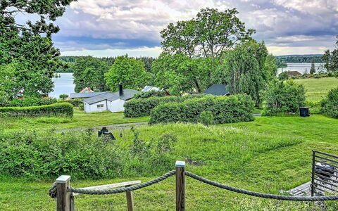 Sjöarpstugan: Gras, Baum, Natürliche Landschaft, Landschaft, Wiese, Strauch, Grundstueck, Bank, Einfach