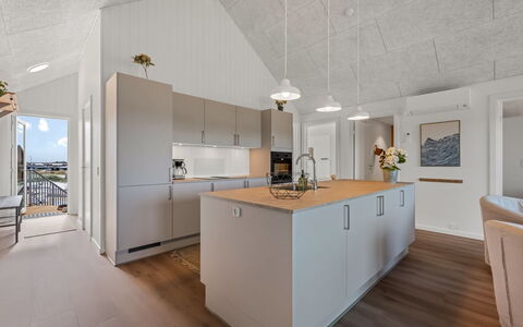 Ila - 350M from the Sea: Küche, Flooring, Countertop, Holz, Decke, Interior Design, Fussboden, Light Fixture, Küchengerät, Cabinetry