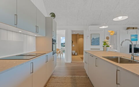 Ila - 350M from the Sea: Flooring, Küche, Fussboden, Countertop, Holz, Decke, Interior Design, Küchengerät, Light Fixture, Möbel