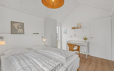 Ila - 350M from the Sea: Holz, Decke, Interior Design, Fussboden, Flooring, Schlafzimmer, Möbel, Bett, Bettrahmen, Bedding