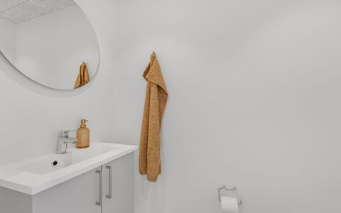 Ila - 350M from the Sea: Armatur, Fussboden, Flooring, Installation, Zapfhahn, Badezimmerschrank, Sinken, Bad Sink, Badezimmer, Spiegel