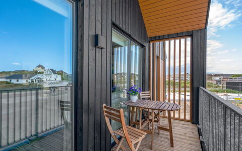 Ila - 350M from the Sea: Holz, Verbundwerkstoff, Hartholz, Planke, Deck, Holzbeize, Balkon, Holzboden, Holz, Abstellgleis