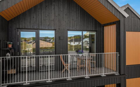 Ila - 350M from the Sea: Abstellgleis, Planke, Holz, Balkon