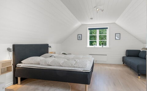 Stanko - 300M from the Sea: Holz, Schlafzimmer, Bett, Flooring, Fussboden, Bedding, Bettrahmen, Interior Design, Bettdecke, Holzboden