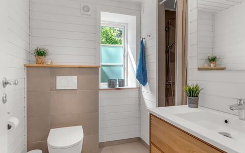 Stanko - 300M from the Sea: Flooring, Badezimmer, Armatur, Fussboden, Holz, Toilette, Interior Design, Badezimmerschrank, Sinken, Toilleten Sitz