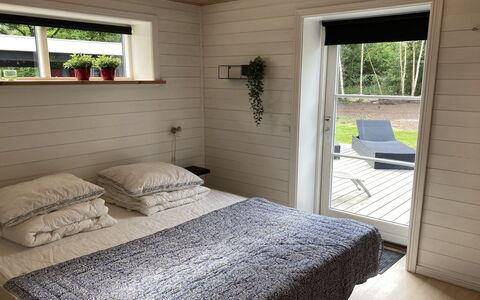 Stanko - 300M from the Sea: Holz, Flooring, Fussboden, Hartholz, Holzbeize, Schlafzimmer, Planke, Bett, Bettrahmen, Bedding