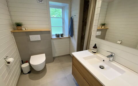 Stanko - 300M from the Sea: Flooring, Armatur, Badezimmer, Toilette, Fussboden, Toilleten Sitz, Interior Design, Installation, Sinken, Badezimmerschrank
