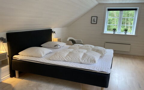 Stanko - 300M from the Sea: Schlafzimmer, Bett, Bedding, Bettdecke, Bettrahmen, Fussboden, Flooring, Möbel, Linens, Holzboden