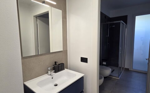 Villa Pineta della Rovere: Bad Sink, Armatur, Sinken, Fussboden, Badezimmer, Flooring, Interior Design, Installation, Zapfhahn, Badezimmerschrank