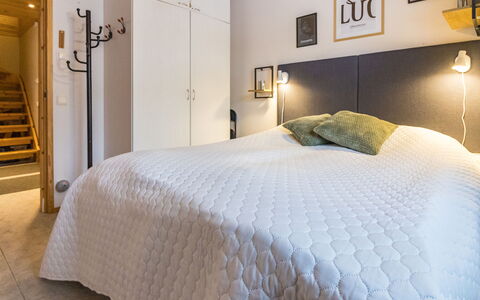 Luonnonrauha a: Bett, Möbel, Interior Design, Schlafzimmer, Flooring, Fussboden, Wand, Bettdecke, Holz, Bedding