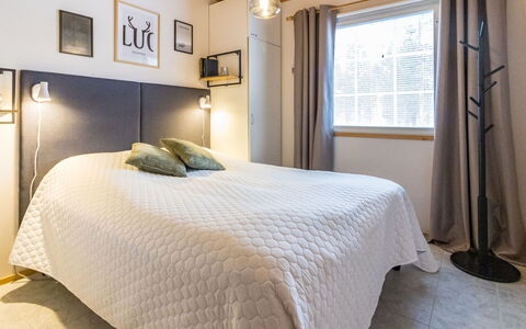Luonnonrauha a: Bett, Schlafzimmer, Interior Design, Bettdecke, Möbel, Decke, Bedding, Textil, Linens, Beleuchtung